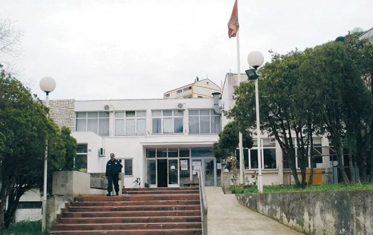 Ulcinjanin osumnjičen za ugrožavanje sigurnosti: Prijetio sugrađanki da će joj „otkinuti glavu“