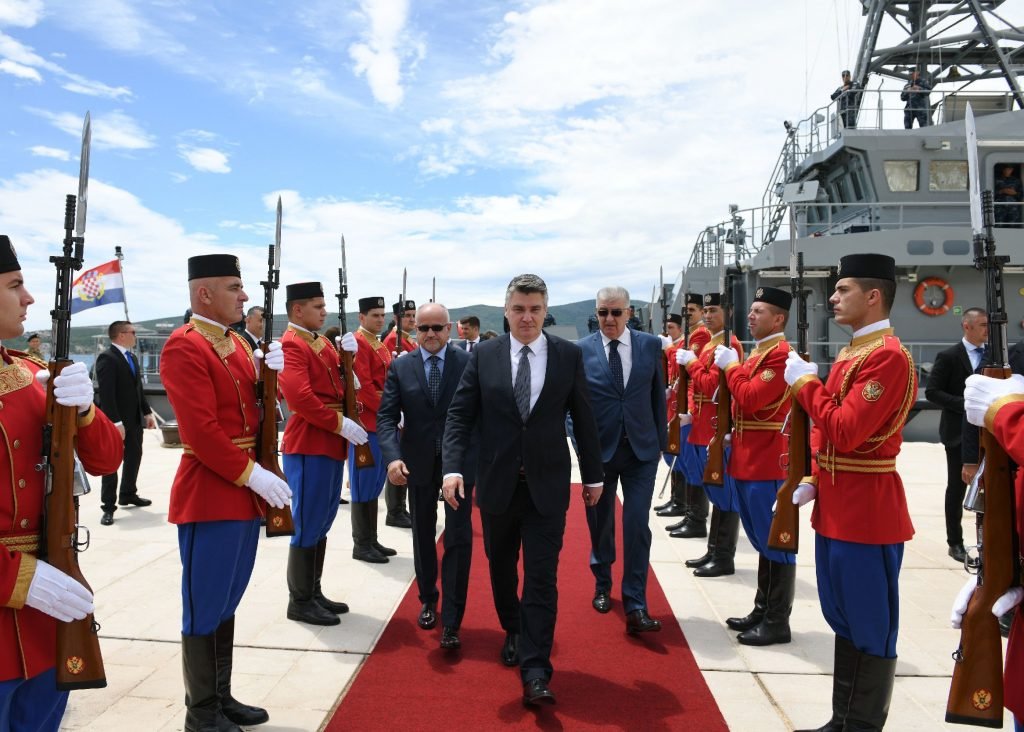 HRVATSKI PREDSJEDNIK STIGAO RATNIM BRODOM, CRNA GORA U STAVU MIRNO: CRVENA HRVATSKA ILI SUVERENA CRNA GORA?