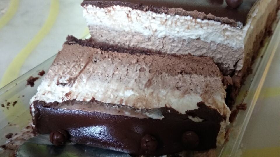 Kremasta torta sa vanilom, čokoladom i lješnicima
