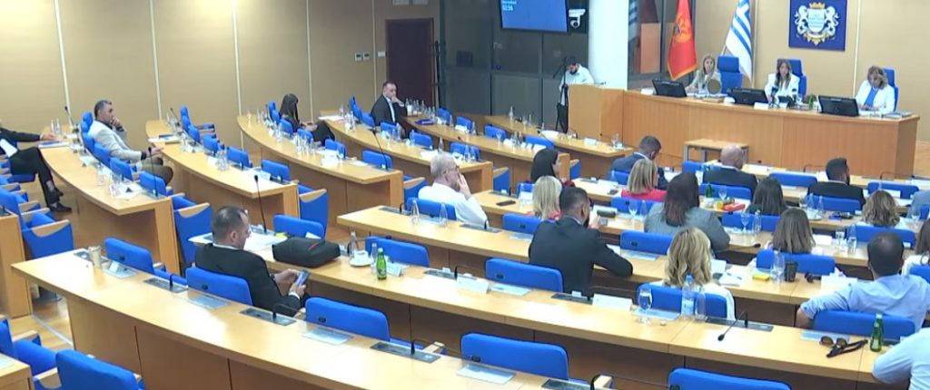 U toku sjednica Skupštine Glavnog grada, URA neće glasati; Bulatović: Nema lažne priče o saradnji DNP-a i DPS-a; Nema sječa u Glavnom gradu, nema podrške Mujovićevom izvještaju, ali nema ni njegove smjene