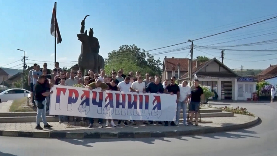Srbi iz Gračanice organizovano krenuli u Beograd na skup „Srbija jedna porodica”