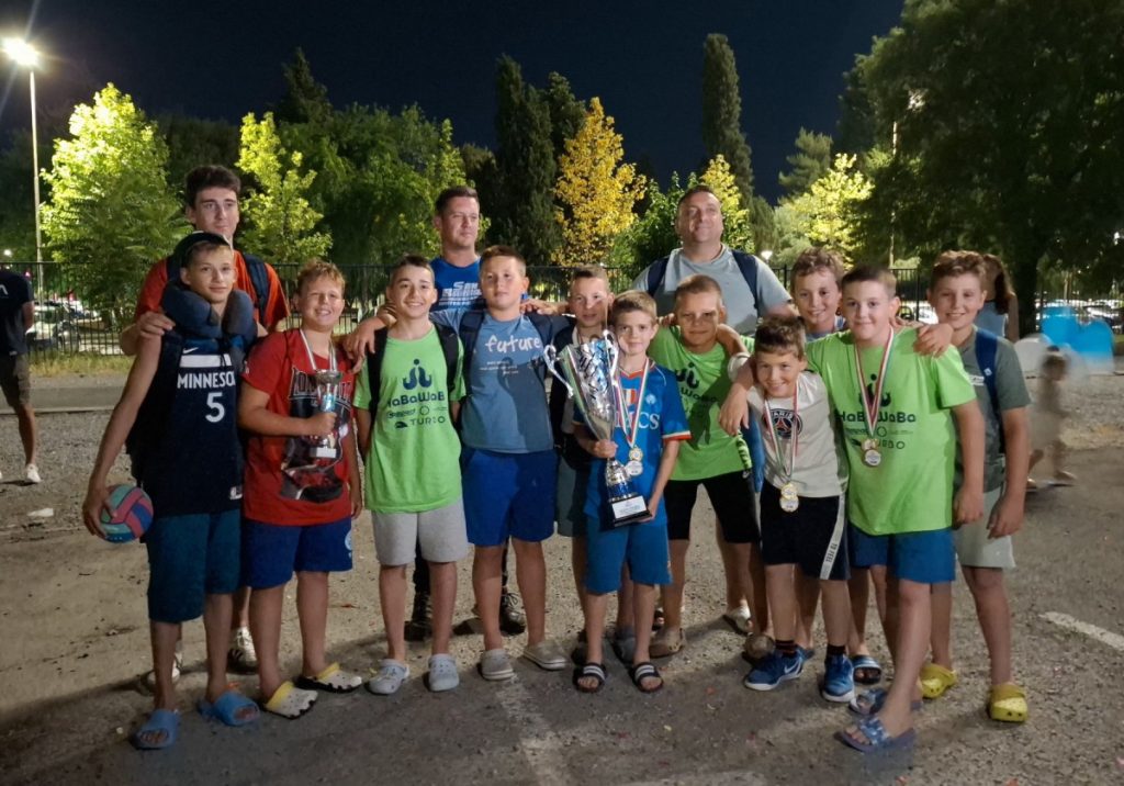 Zlatni dječaci stigli kući: Pioniri vaterpolo kluba Budućnost One dočekani kao svjetski šampioni! (FOTO/VIDEO)