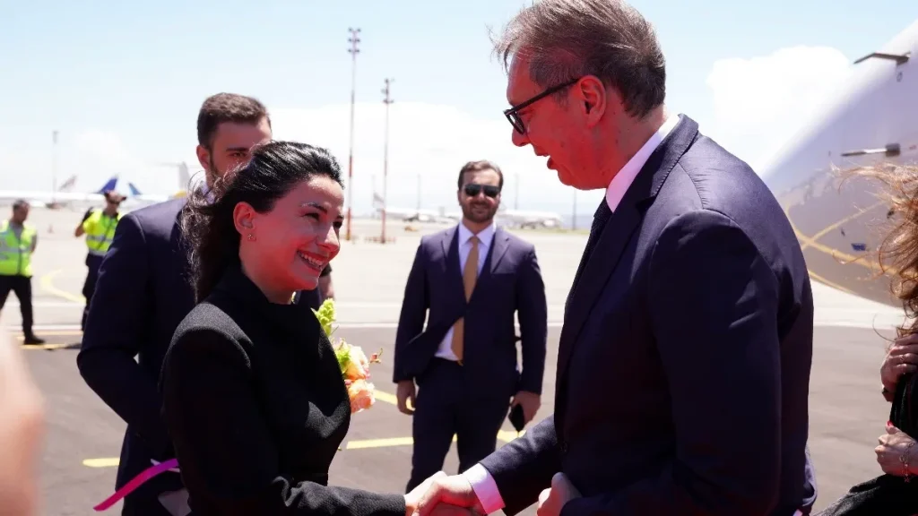 Vučić stigao u Tbilisi, Gruzija okićena hiljadama srpskim zastavama!