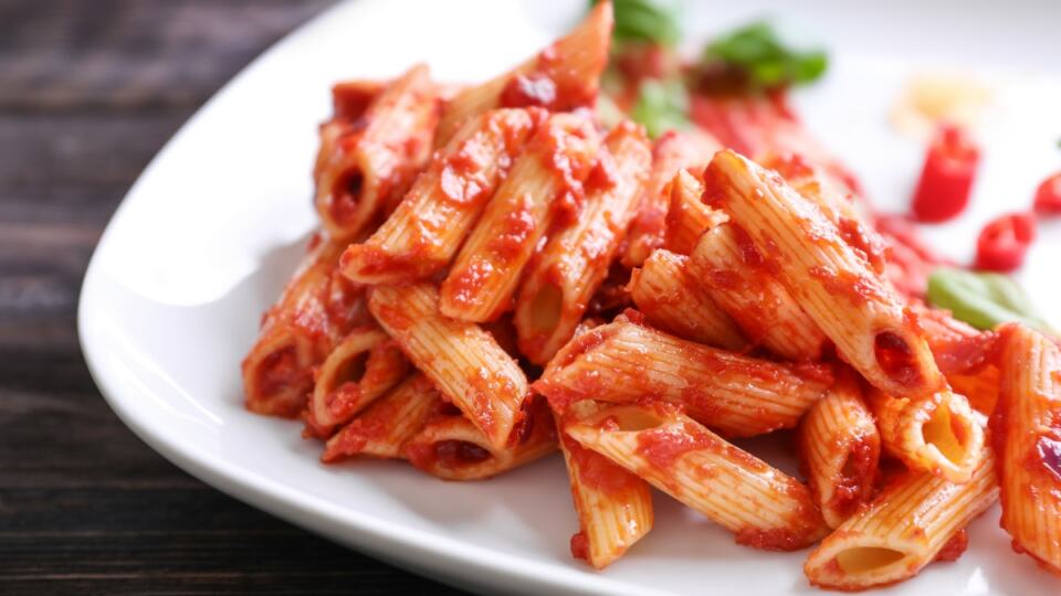 Pasta sa domaćim paradajz sosom i svježim bosiljkom