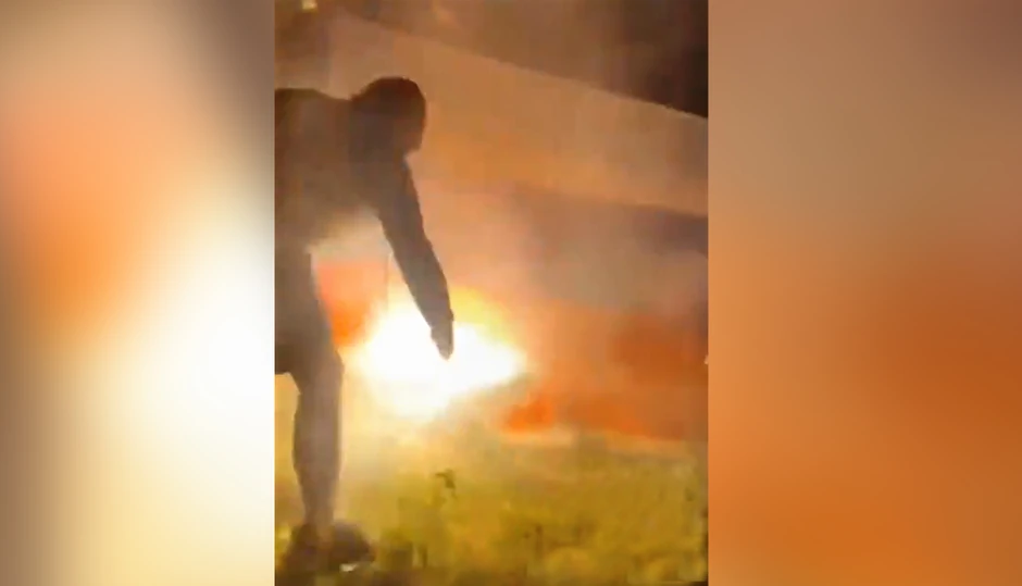 „Odvratni čin“ Huligani skinuli i zapalili zastavu RS, skrnavljenje osudili Cvijanović i Stevandić