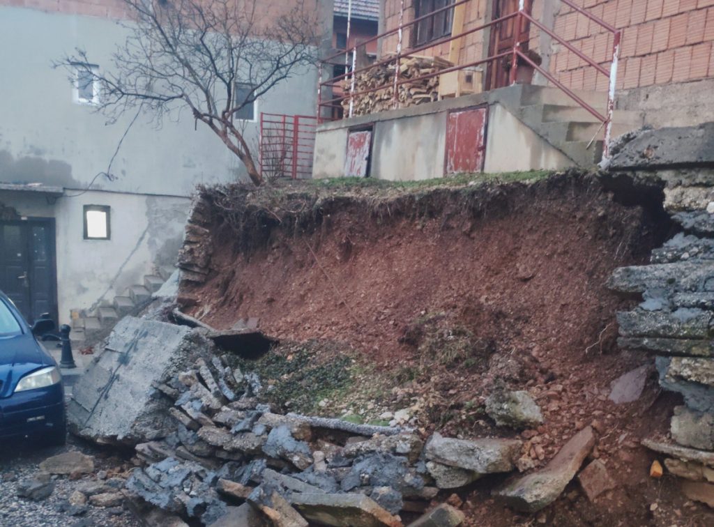 Apel građana Kozaračke ulice u Pljevljima: Institucije ignorišu opasnost od obrušavanja zemljišta i ugroženu bezbjednost (FOTO)