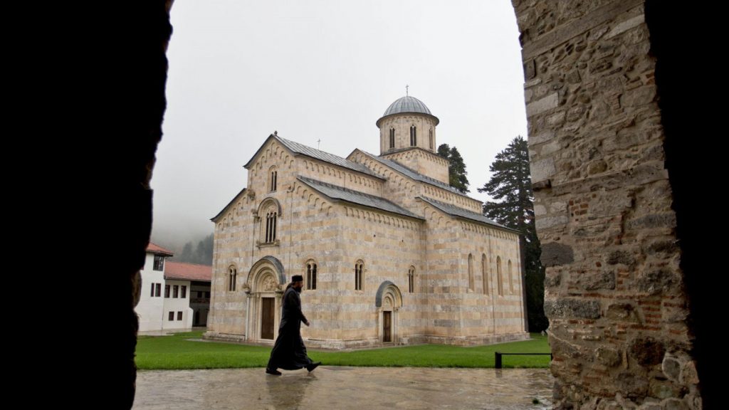 Od siledžijske „crkve” do krađe zvona: Počinje jak i koordinisan napad na SPC na Kosovu i Metohiji
