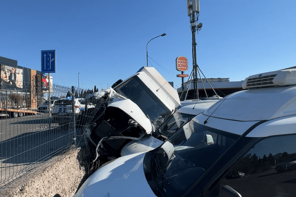 Udes na Zabjelu – probio ogradu i udario u parkirana vozila!