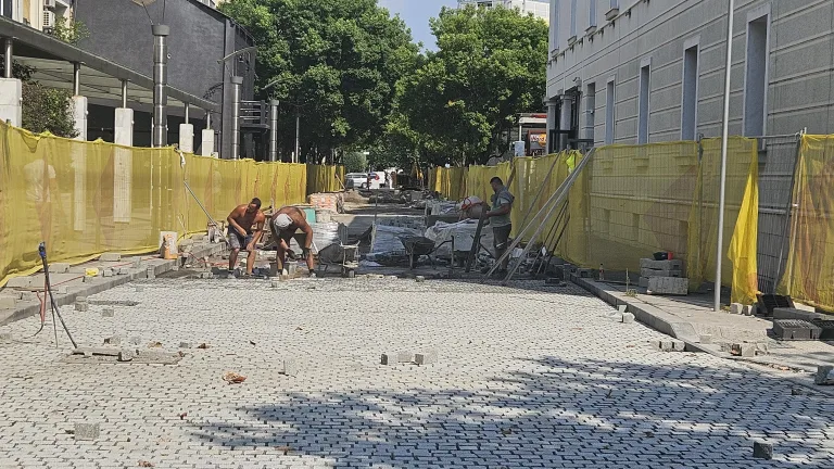 Radovi u centru Podgorice: Počelo popločavanje Bokeške, u Vučedolskoj ulici u toku zamjena cjevovoda