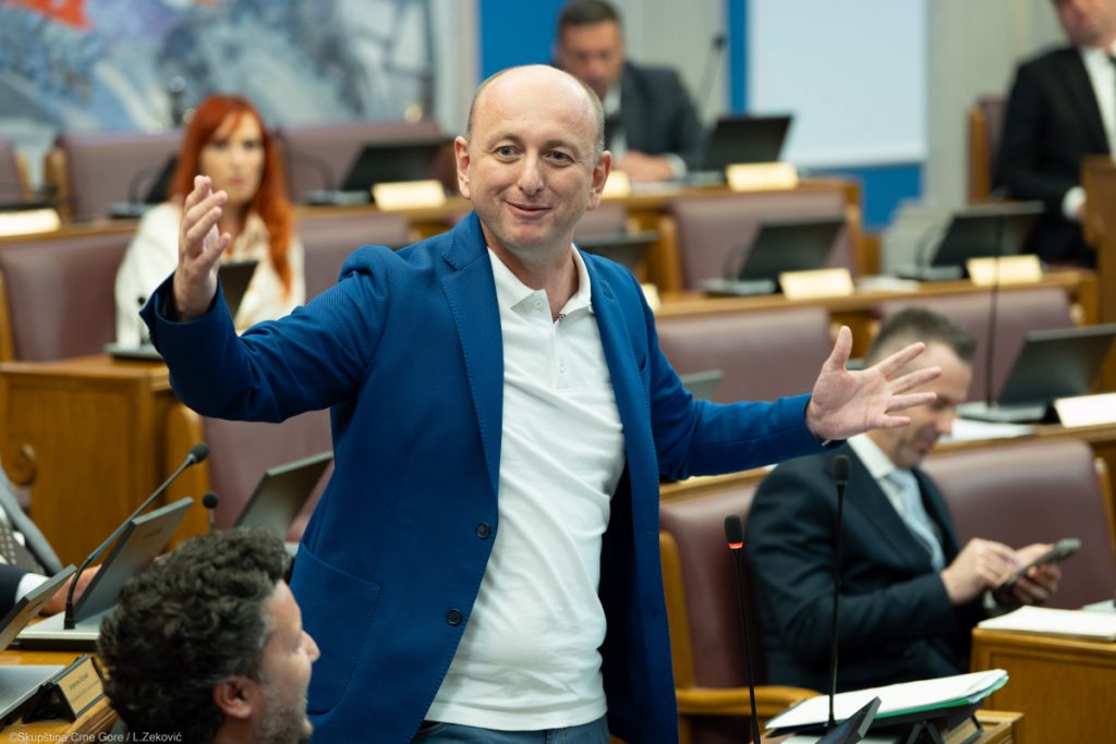 „VASKRSNUĆE SRPSKI JEZIK“ Knežević dominira u Skupštini Crne Gore – Izdajnici gledaju u pod