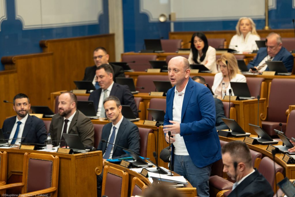 Skupština utvrdila Nacrt amandmana na Ustav; Knežević: Ako Crna Gora uđe u Evropsku uniju, a srpski jezik ne bude službeni to je nepravda za lingvističku većinu!