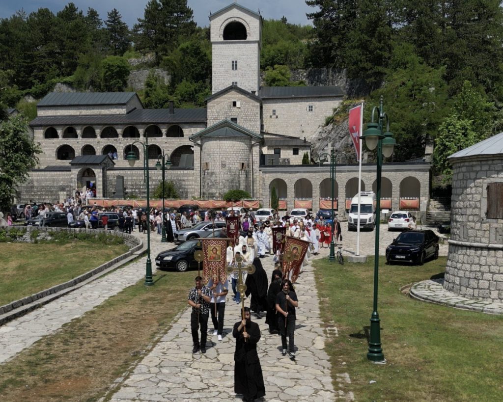 (FOTO) Ruski vladika služio u Cetinjskom manastiru: Sa Mitropolitom Joanikijem i Vladikom Pajsijem učestvovao u litiji do Crkve na Ćipuru