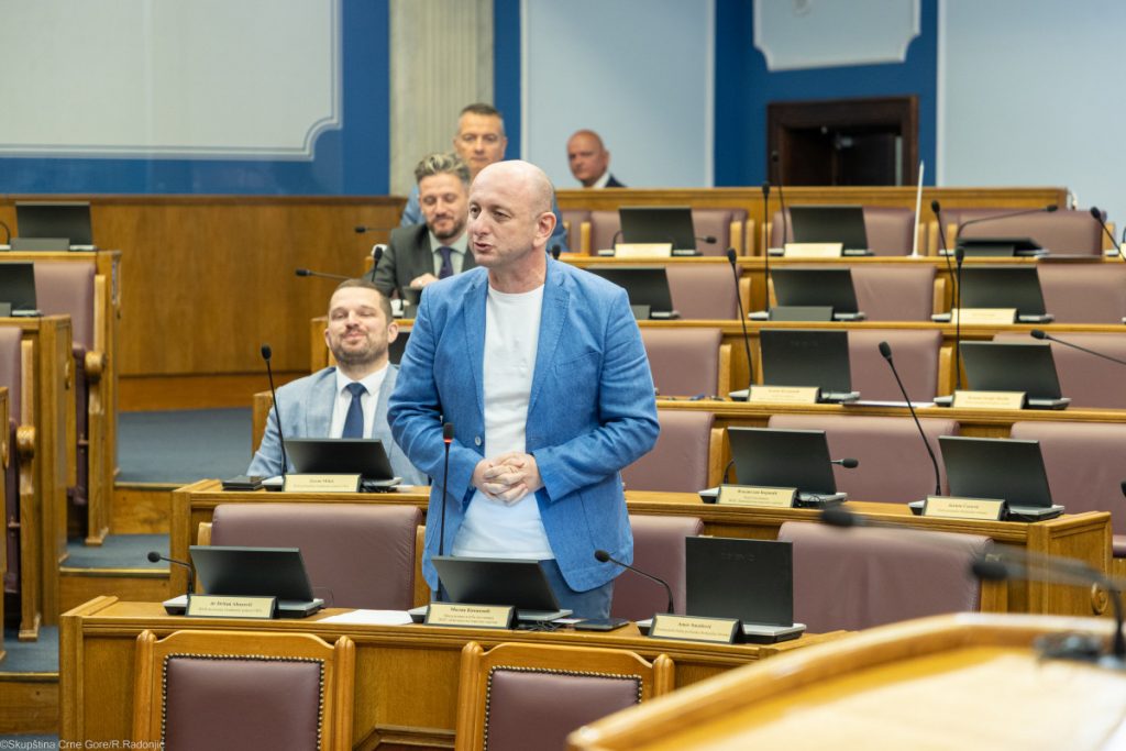 Knežević: Zakoni se usklađuju za istopolne zajednice, dok Srbi iz Crne Gore rođeni u Srbiji imaju pravo samo na grob i otpremnicu