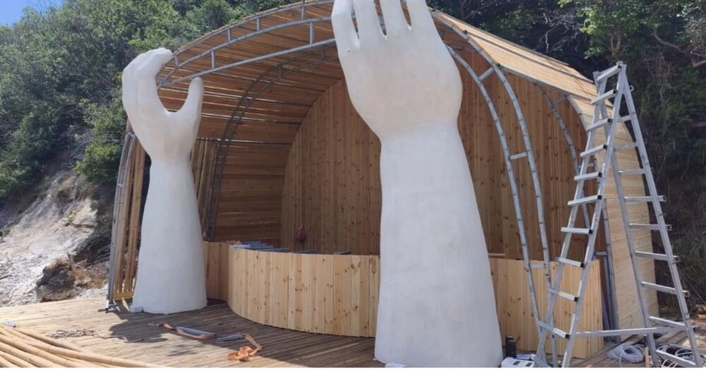 Zapečećen plažni bar na ostrvu Sveti Nikola
