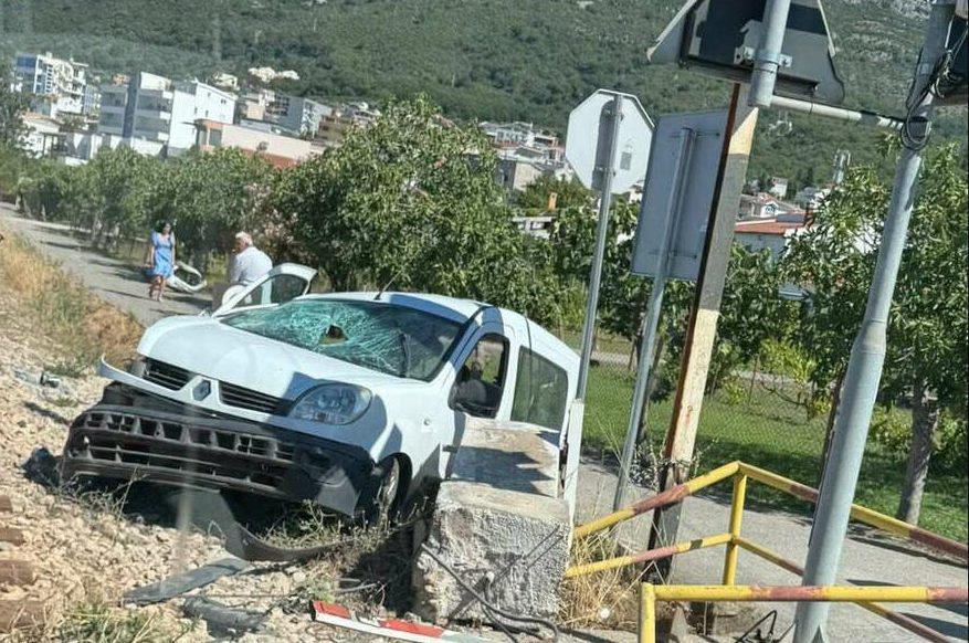 Udes na pružnom prelazu u Baru: Voz udario u automobil, povrijeđen vozač