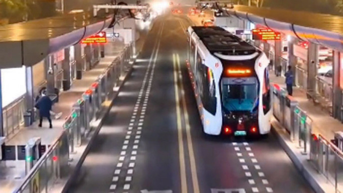 Bez šina i skupih radova: Upoznajte kineski tramvaj koji prati linije na asfaltu