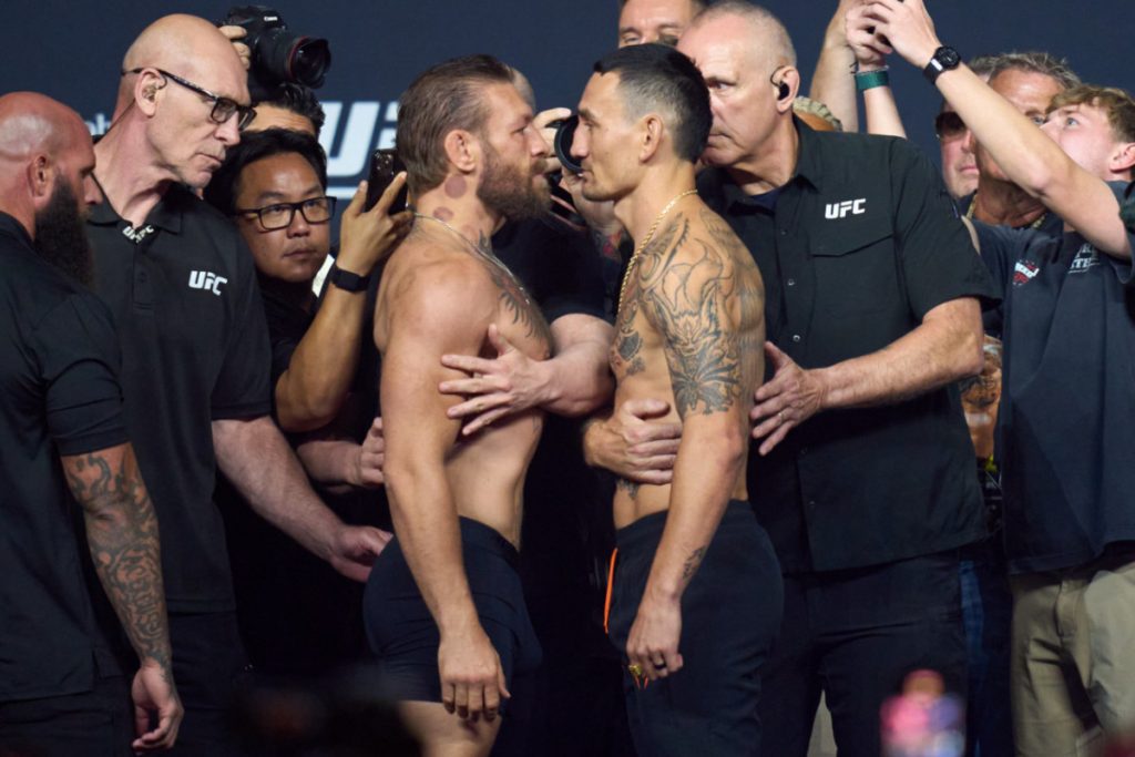 Baksuzni povratak u oktagon: Mekgregor doživio tešku povredu koljena nakon samo 69 sekundi!
