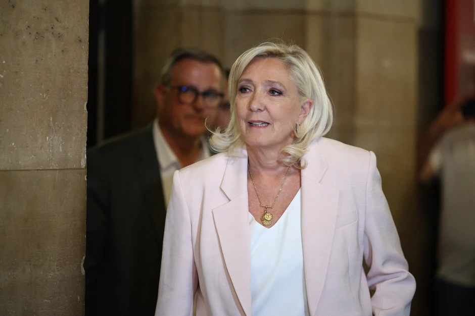 Politički potres u Parizu! Marin Le Pen je pobijedila sistem?! Uskoro pada odluka koja će odrediti budućnost Francuske, a „mladi vuk“ čeka kao zapeta puška