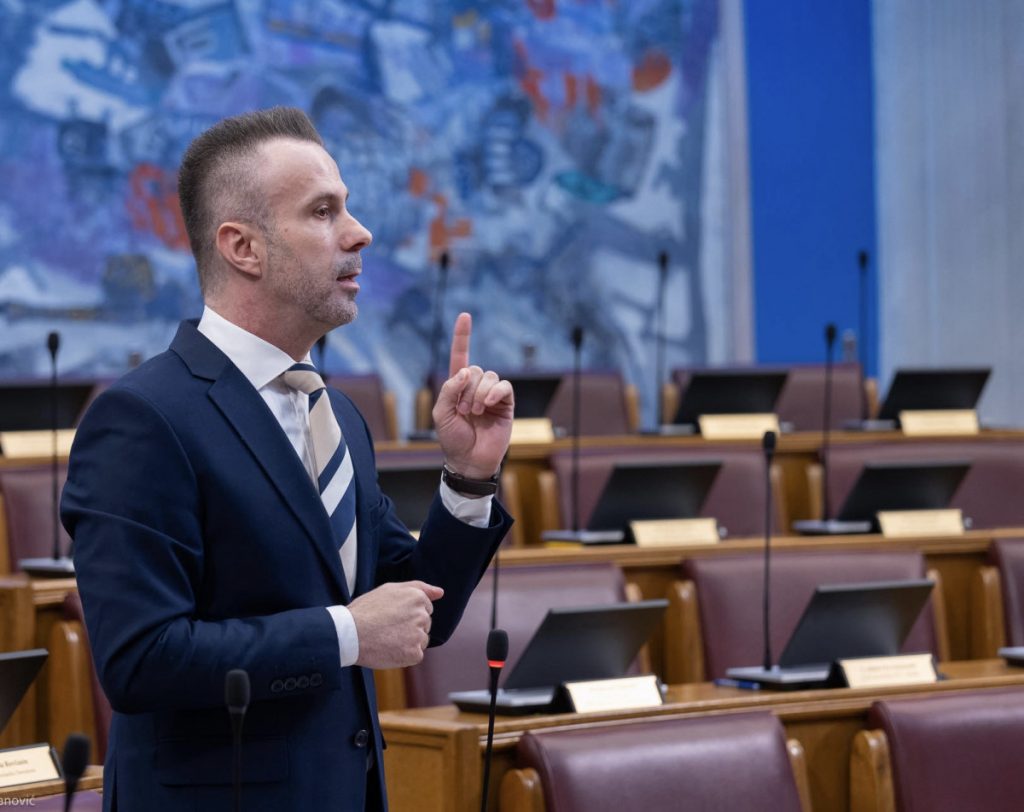 Bogdanović poručio DPS-u: Radnik bi morao da radi 5.000 godina da zaradi ono što je Blažo Đukanović za godinu!