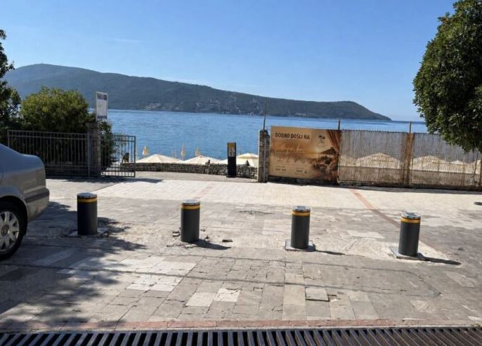 Oštećeni potapajući stubići kod hotela Plaža u Herceg Novom