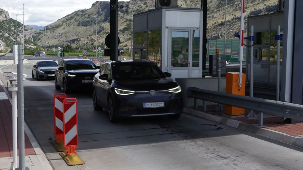 Na auto-putu tokom jula značajno povećan saobraćaj, 15 hiljada vozila dnevno prođu naplatnu rampu