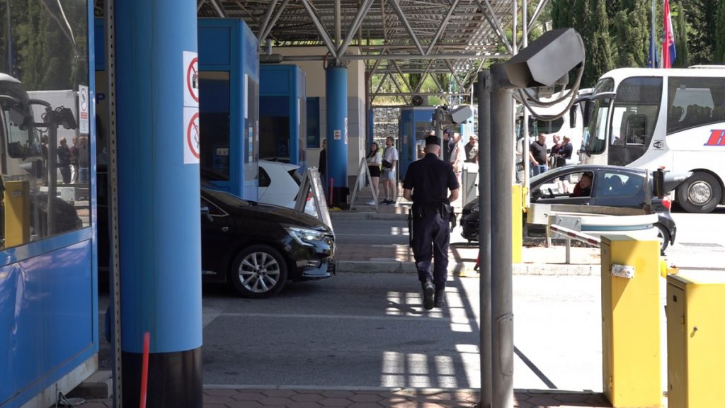 Povećan broj putnika i vozila na graničnim prelazima u Herceg Novom