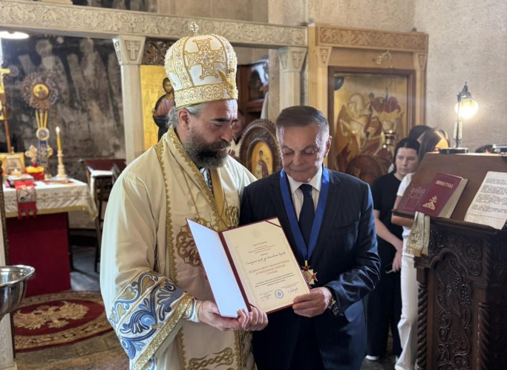 Mitropolit Metodije odlikovao profesora dr Milovana Bojića Ordenom Svetog Georgija prvog stepena