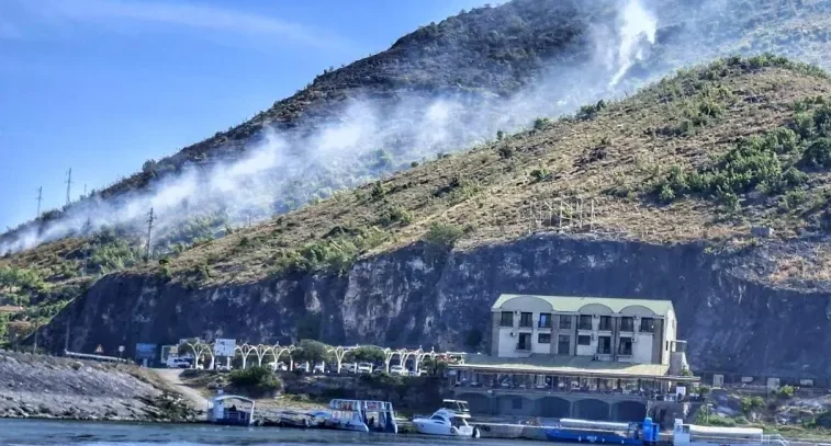 Požar kod Vranjine: Vatrena stihija zahvatila rastinje iznad poznatog restorana na Skadarskom jezeru