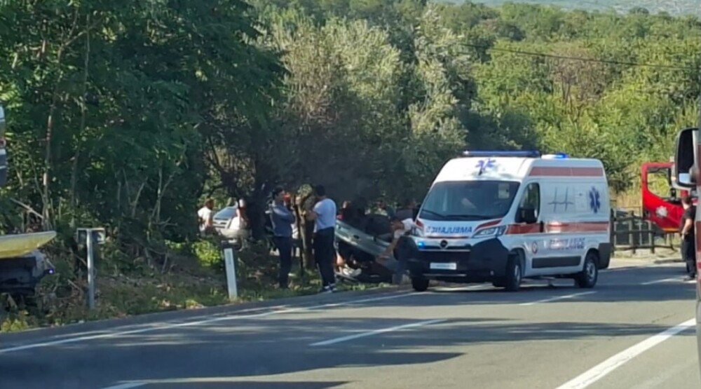 U saobraćajnoj nezgodi na putu Podgorica–Cetinje dvije osobe teško povrijeđene, vozilo završilo na krovu