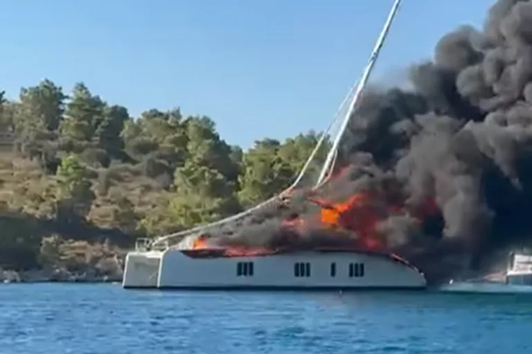 Zapalio se brod u uvali Tiha, vatrogasci se bore s vatrom