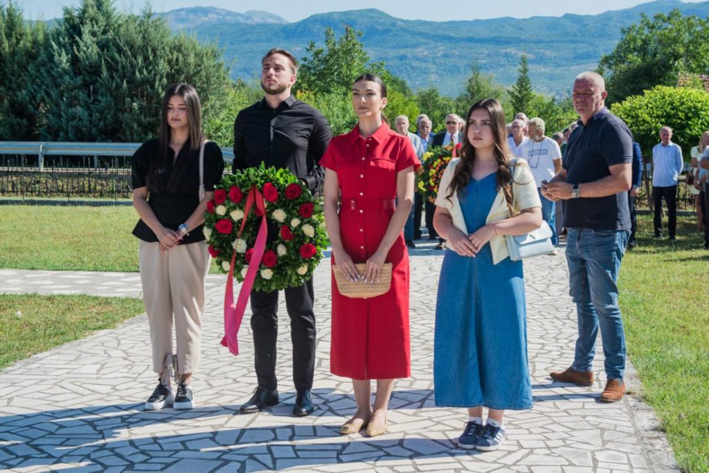 Delegacija savjeta mladih DPS-a položila vijenac na lazinama (FOTO)
