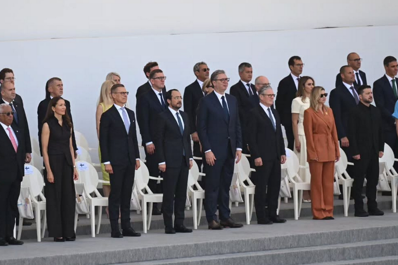 Velika čast za Srbiju: Predsjednik Vučić vojnu paradu u Parizu pratio iz prvog reda