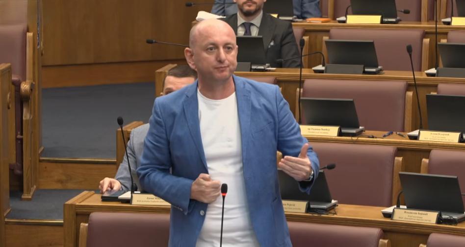 Knežević: Njegoš bi rekao – „O, kukavna Crna Goro“ kada bi vidio da se mijenjaju zakoni da bi muškarac mogao da uzme muškarca za muža ili ženu