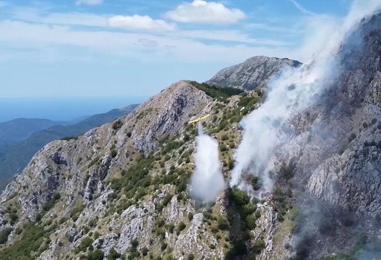 Dva aviona MUP-a Crne Gore gasila požar na Orjenu
