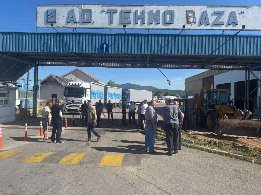 Protest u Nikšiću: Radnici Autoprevoznog blokirali ulaz u Tehnobazu zbog neizmirenih potraživanja