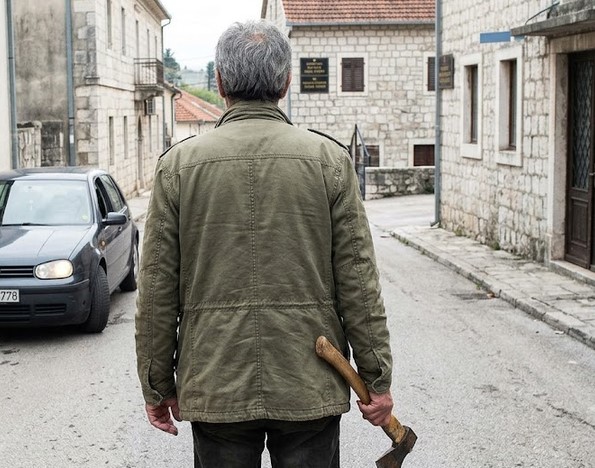 Cetinjanin udario Podgoričanina, prijetio mu sjekirom: Policija ga uhapsila, kod njega našla i pištolj