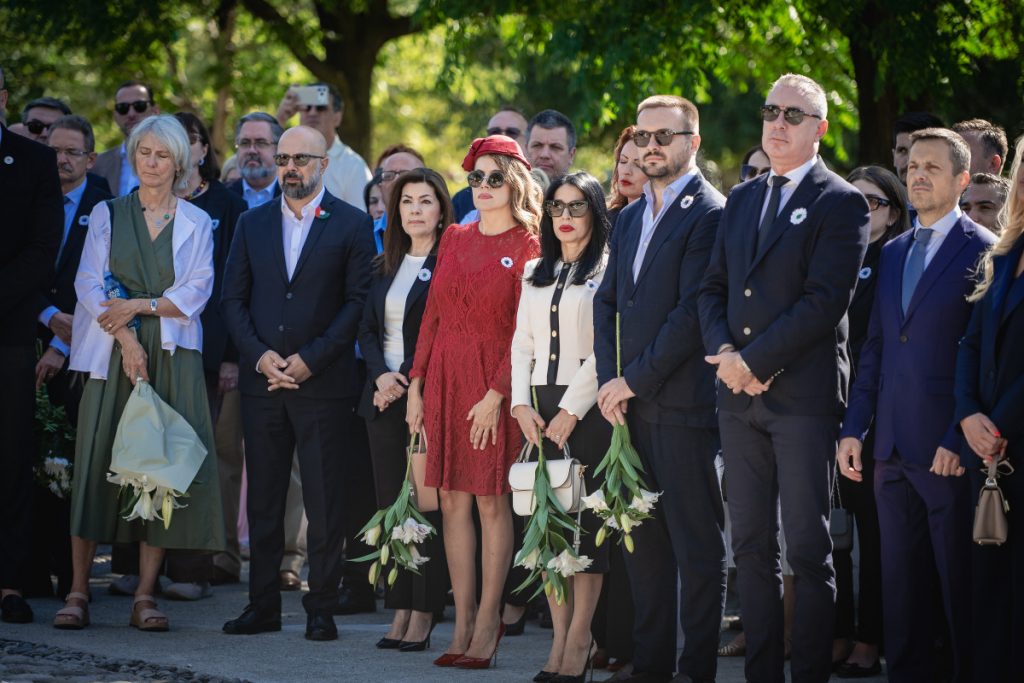 Delegacija DPS-a položila vijenac u znak sjećanja na genocid u Srebrenici