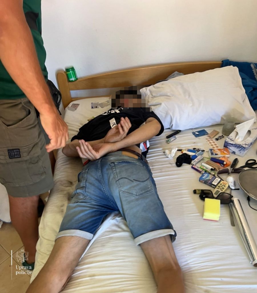 Uhapšen muškarac sa tzv. Kosova – po Ulcinju krao novac, telefone, bicikla, pronađen i heroin (FOTO)