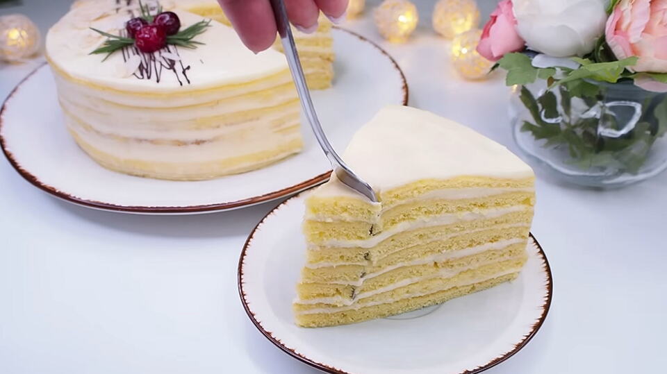 Ruska mliječna torta sa tankim korama i kremastim filom