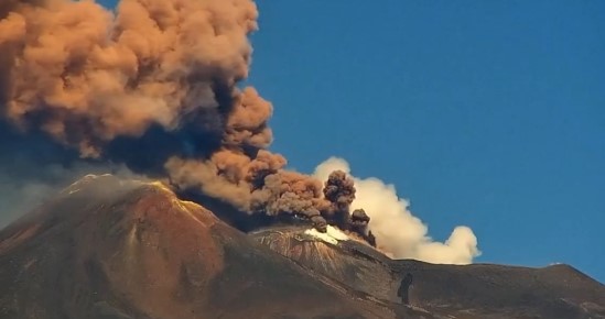 Erupcija Etne na Siciliji: Oblaci pepela iznad vulkana, obustavljen dio avionskog saobraćaja