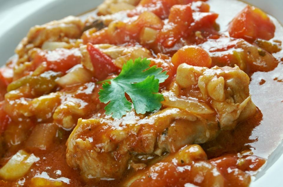 Pileći paprikaš kao iz bakine kuhinje: Tajna je u laganom kuvanju i jednom posebnom dodatku