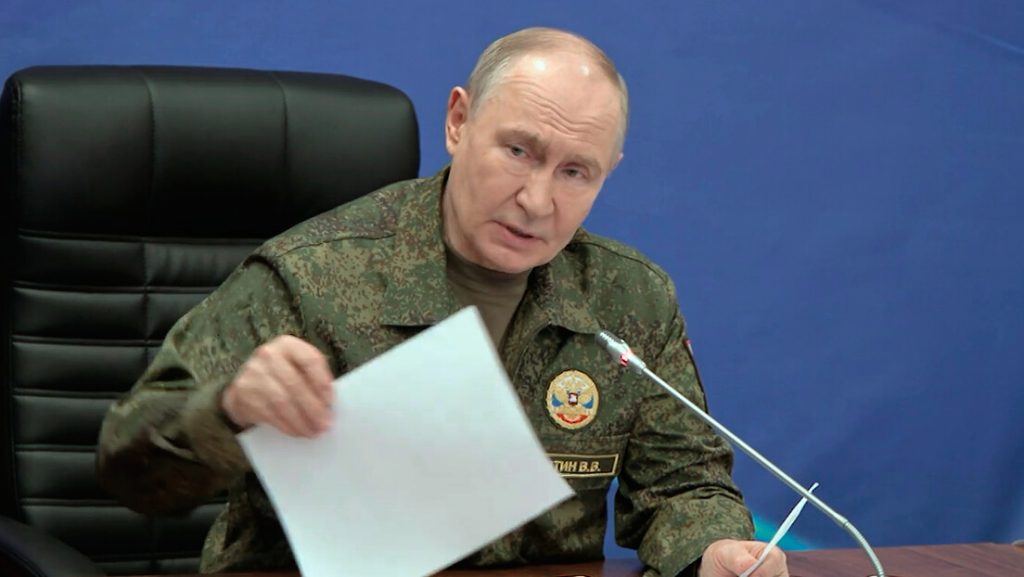 Putin u vojnoj uniformi: Samrtna zvona za Zelenskog