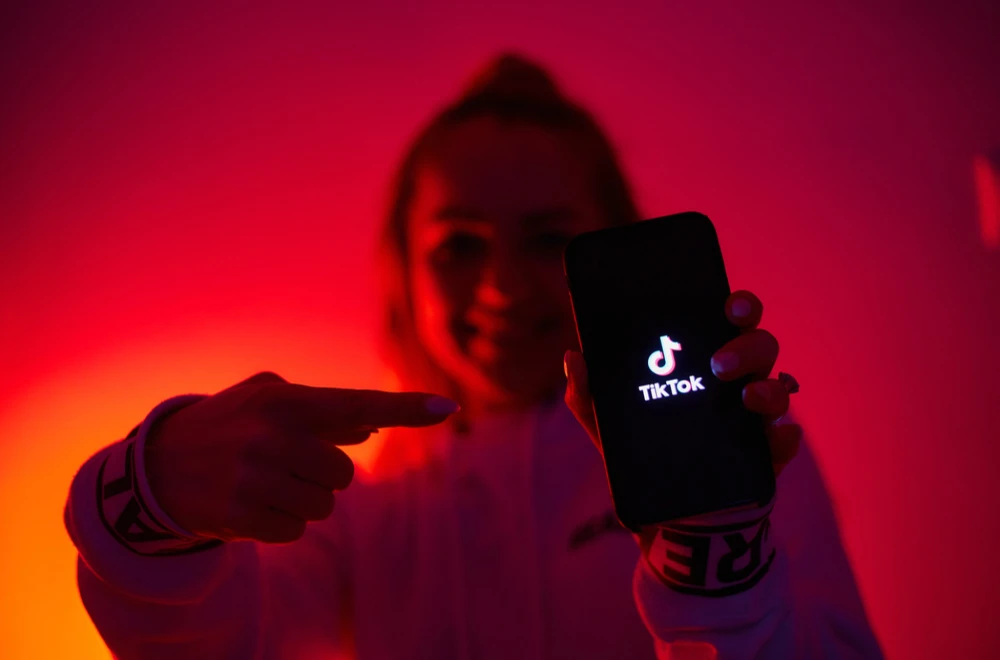 TikTok na udaru: Ofcom istražuje propuste, prijeti zabrana za mlađe od 16 godina
