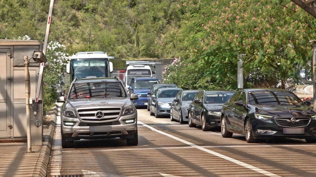 Haos na Debelom brijegu: Rus se pobio sa dvojicom policajaca, probao i da pobjegne iz stanice…