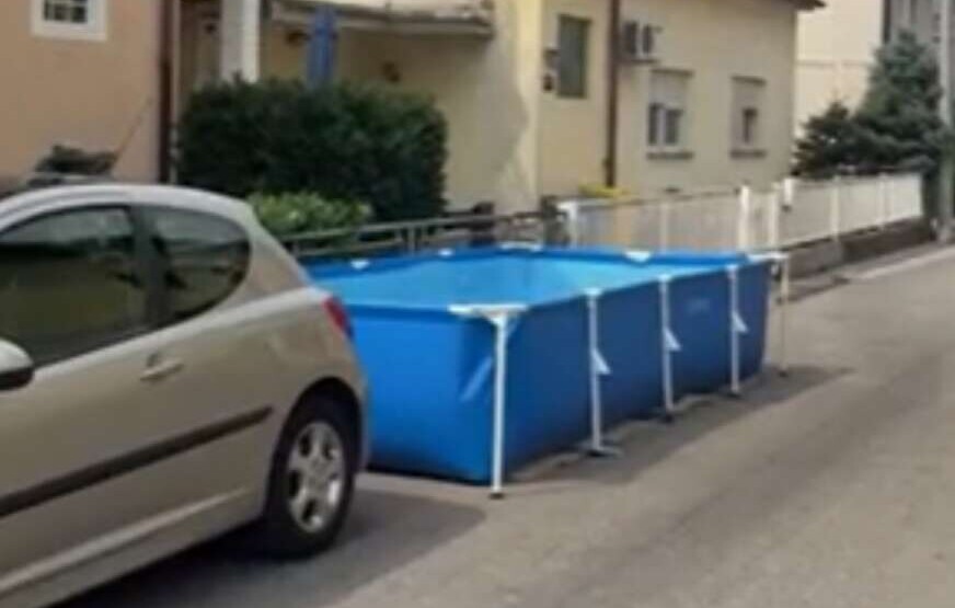 Žena u Zagrebu postavila bazen nasred ulice: Nemam mjesta u dvorištu