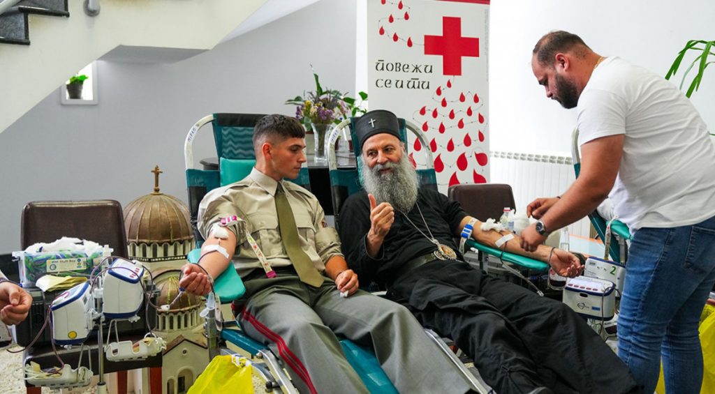 Patrijarh Porfirije nakon službe na Petrovdan učestvovao u akciji dobrovoljnog davanja krvi