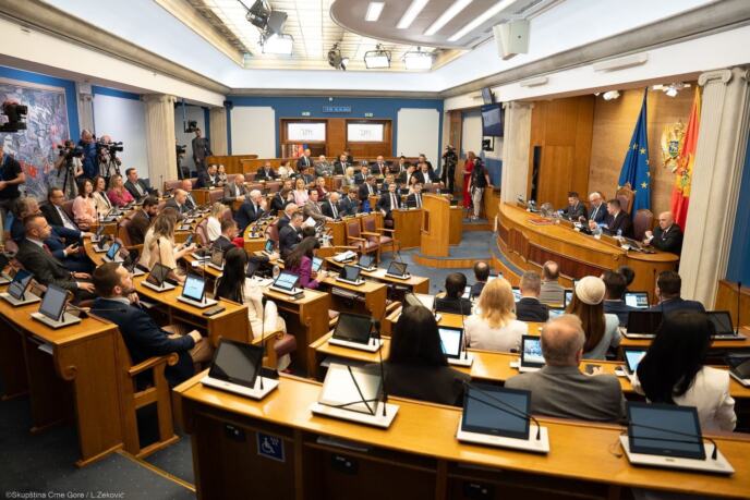 Novi nož u leđa Srbiji iz Podgorice: Usred Skupštine Crne Gore otvorili izložbu o Srebrenici – politička kampanja protiv srpskog naroda prelazi sve granice