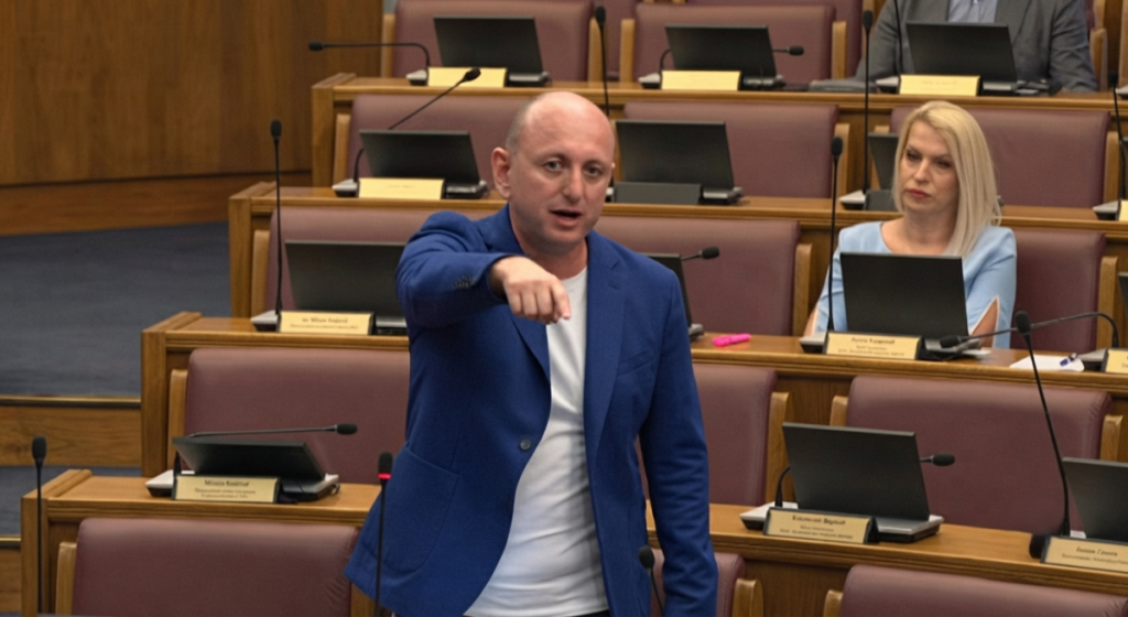 Knežević: Najveći Srbin Milojko Spajić, ćuti dok nam prebijaju omladinu na Gazimestanu
