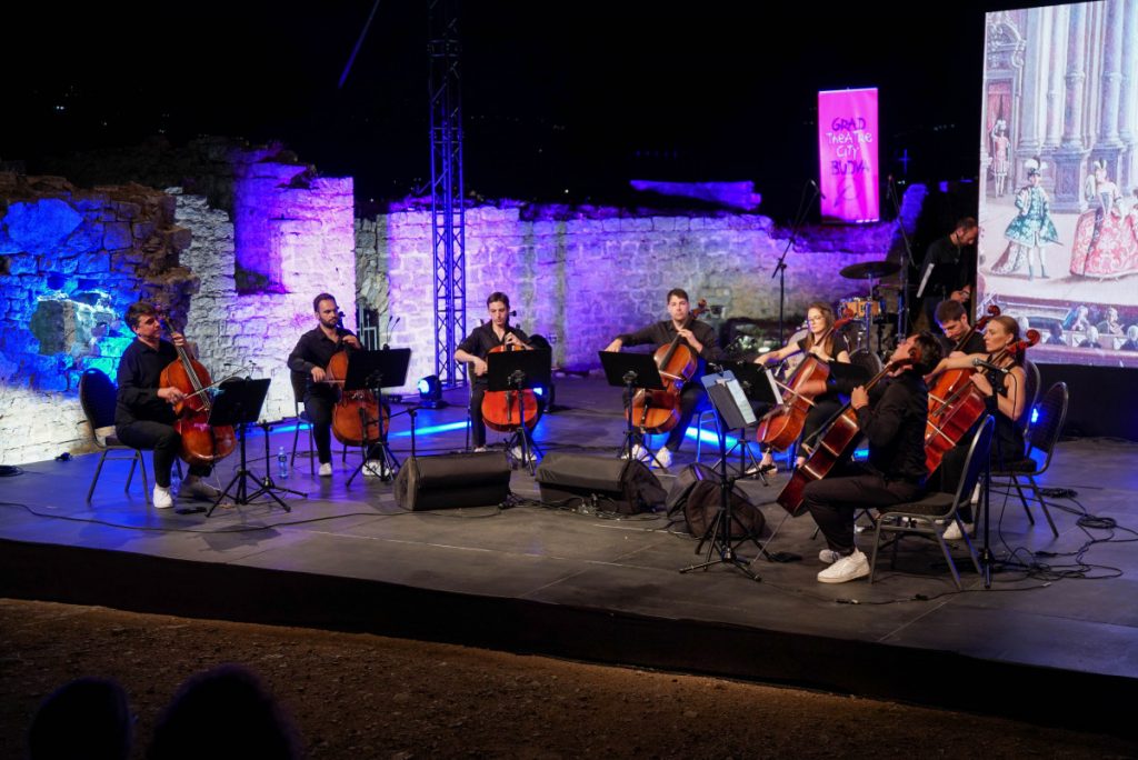 Virtuoznost, emocija i ovacije publike obilježili koncert ansambla „Balkan Cellos“ na Gradu teatru