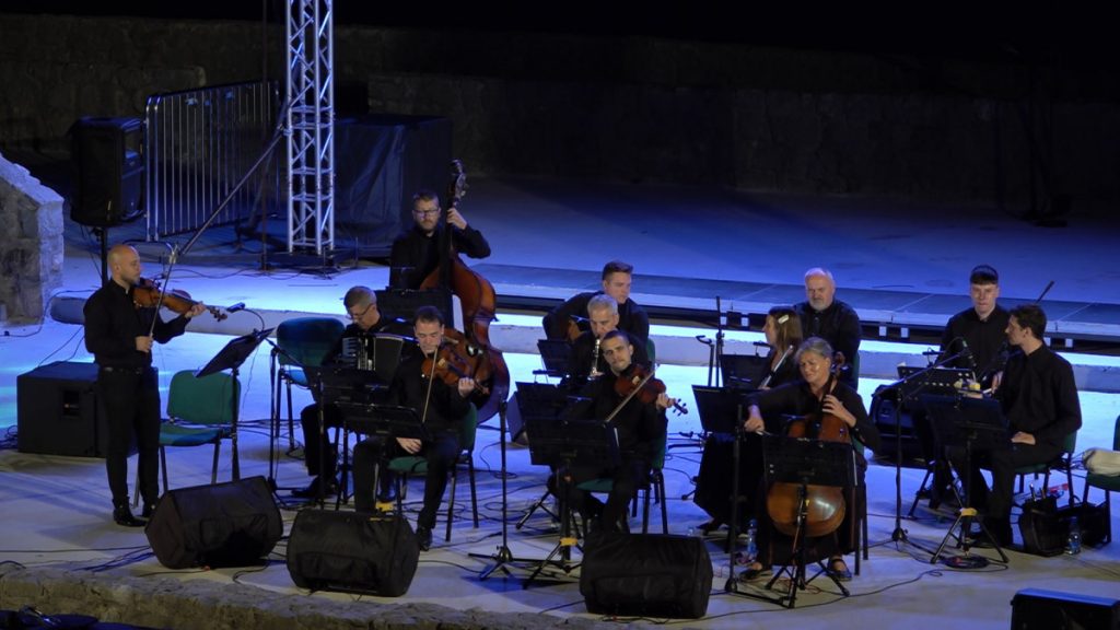 Narodni orkestar Ansambla Kolo nastupio na Kanli kuli-muzička šetnja kroz Balkan